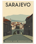Illustration av Sarajevo med en stenbro, klassiska byggnader och berg i bakgrunden i dova färgtoner.