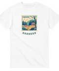 T-shirt med frimärksmotiv av svenskt landskap med stugor och skog – skandinavisk natur och hemtrevligt.