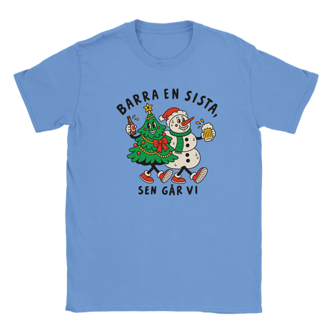 Blå t-shirt med en julgran och snögubbe som skålar och texten ”Barra en sista, sen går vi”.