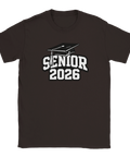 Brun t-shirt med vit textdesign Senior 2026 i college-typografi