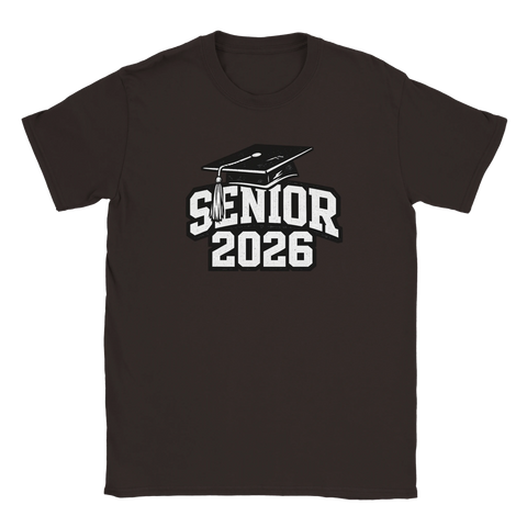 Brun t-shirt med vit textdesign Senior 2026 i college-typografi