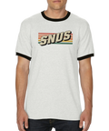 Retro "SNUS"-tryck med skuggad text och horisontella ränder på en vit ringer t-shirt med svarta kanter.