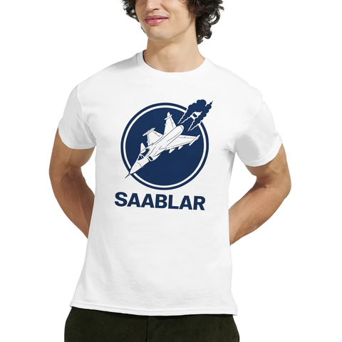Saab 37 Viggen flygplan i blå cirkel med text "SAABLAR" på vit t-shirt.