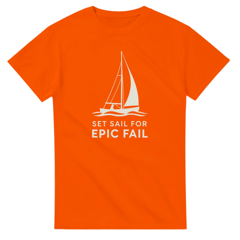 Orange t-shirt med vit grafisk design av en segelbåt på vågorna