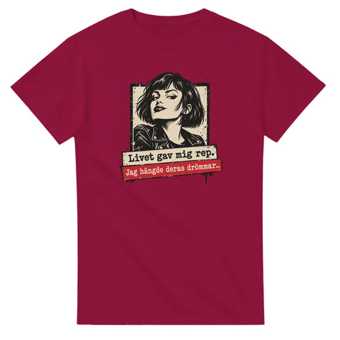 Vinröd t-shirt med kvinnoporträtt och texten ”Livet gav mig rep. Jag hängde deras drömmar.”