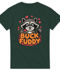 Tvättbjörn med tummen upp och texten "BUCK FUDDY" på mörkgrön t-shirt, tecknad stil.