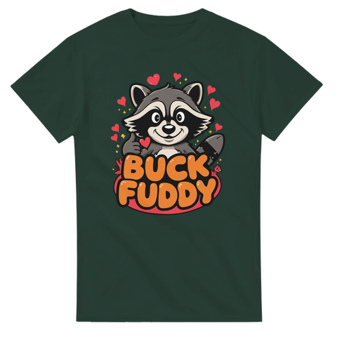 Tvättbjörn med tummen upp och texten "BUCK FUDDY" på mörkgrön t-shirt, tecknad stil.