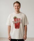 Vargtass-drink med lingon och is på beige oversized ekologisk t-shirt.