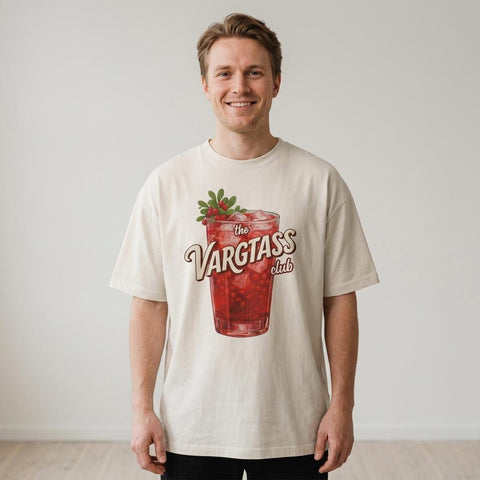 Vargtass-drink med lingon och is på beige oversized ekologisk t-shirt.