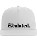 Vit snapback-keps med broderad text That Escalated i svart