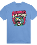 Blå t-shirt med en färgglad förvånad katt och texten Lesbians Eat What?!.