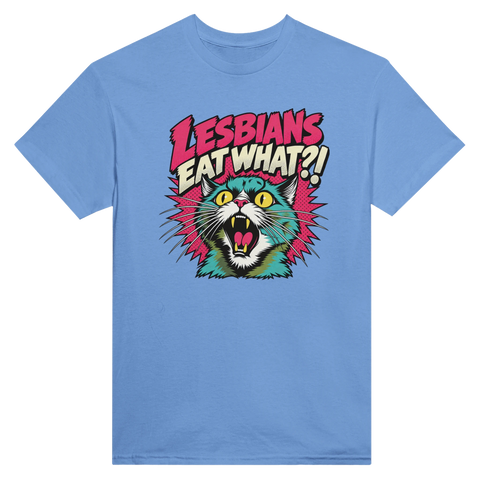 Blå t-shirt med en färgglad förvånad katt och texten Lesbians Eat What?!.