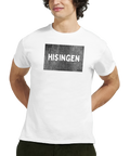 Man bär vit t-shirt med grafiskt Hisingen tryck