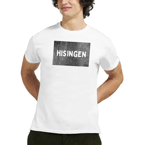 Man bär vit t-shirt med grafiskt Hisingen tryck
