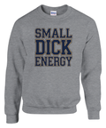 SMALL DICK ENERGY" i marinblått med guldkant på grå sweatshirt.
