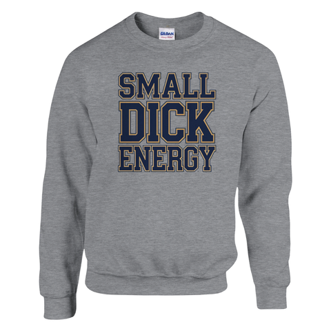 SMALL DICK ENERGY" i marinblått med guldkant på grå sweatshirt.
