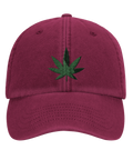 Vinröd keps med broderat motiv av ett klassiskt cannabisblad