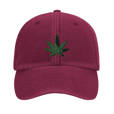 Vinröd keps med broderat motiv av ett klassiskt cannabisblad