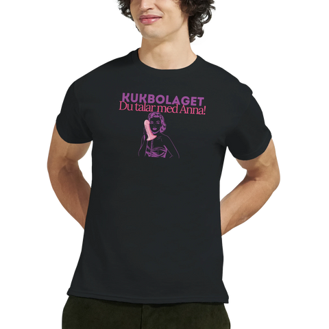 Närbild av Kukbolaget-tryck på svart t-shirt