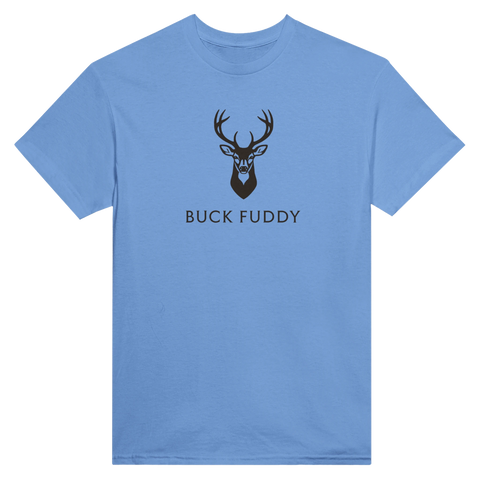 Stiliserat hjorthuvud med texten "BUCK FUDDY" i svart på ljusblå t-shirt, minimalistisk design.