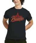 Man bär en svart t-shirt med tryck av en röd stjärna och texten Proletär i vintage-look.