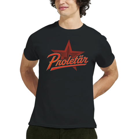 Man bär en svart t-shirt med tryck av en röd stjärna och texten Proletär i vintage-look.