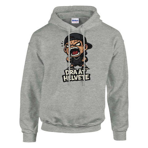 Seriefigur med keps och argt ansikte samt texten "Dra åt helvete" på grå hoodie.