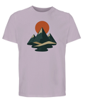 Bergslandskap med orange solnedgång på lila ekologisk T-shirt.