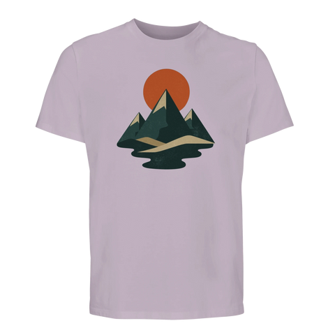 Bergslandskap med orange solnedgång på lila ekologisk T-shirt.