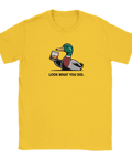 Gul t-shirt med ett grafiskt motiv av en anka som dricker whisky