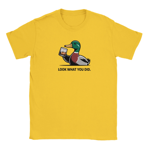 Gul t-shirt med ett grafiskt motiv av en anka som dricker whisky