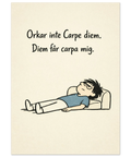 Närbild på en tecknad figur med trött blick och texten Diem får carpa mig på en beige bakgrund.