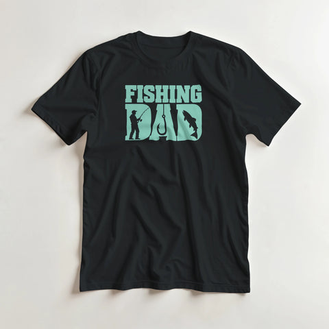 T-skjorte med teksten «Fishing Dad» med silhuetter av fisker, fiskestang og fisk.