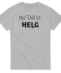 Nu tar vi helg" texttryck i svart handskriven stil på grå t-shirt.