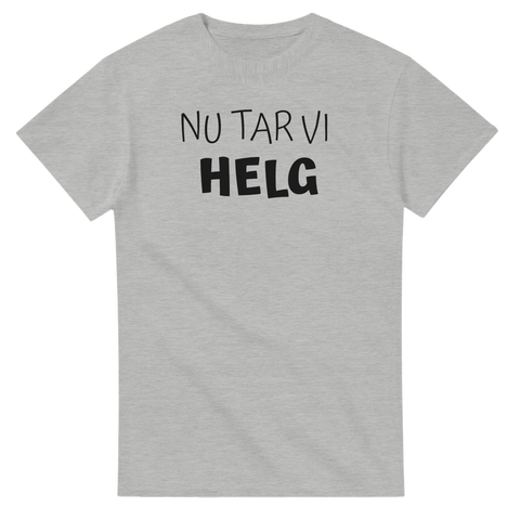 Nu tar vi helg" texttryck i svart handskriven stil på grå t-shirt.
