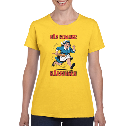 Här kommer kärringen" serietryck med springande hemmafru, gul dam t-shirt.