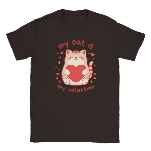 Mörkbrun t-shirt med en gullig illustrerad katt som kramar ett hjärta