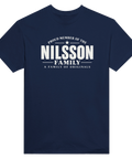 Marinblå t-shirt med texten Nilsson – A Family of Originals