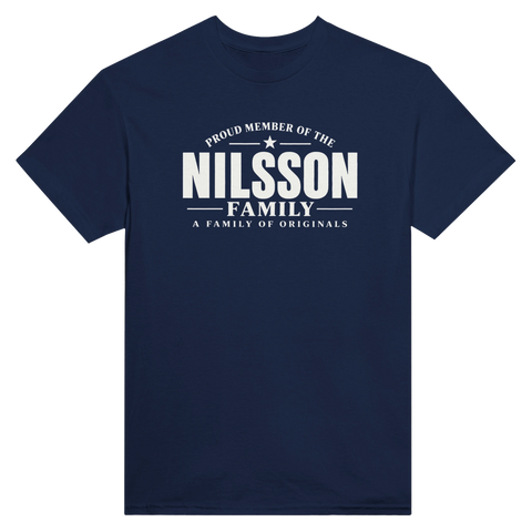 Marinblå t-shirt med texten Nilsson – A Family of Originals