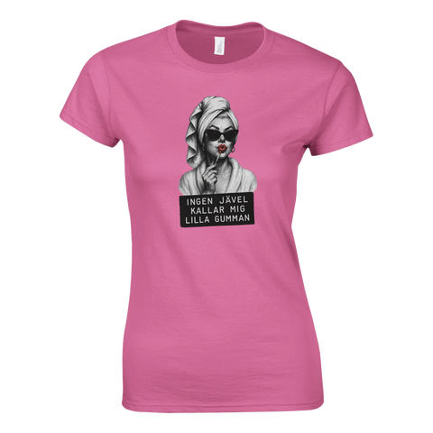 Ingen jävel kallar mig lilla gumman" t-shirt, popkonst kvinna i morgonrock, solglasögon, rött läppstift på rosa.