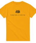 Bokstapel med texten "So many books, so little time" på en gul t-shirt.