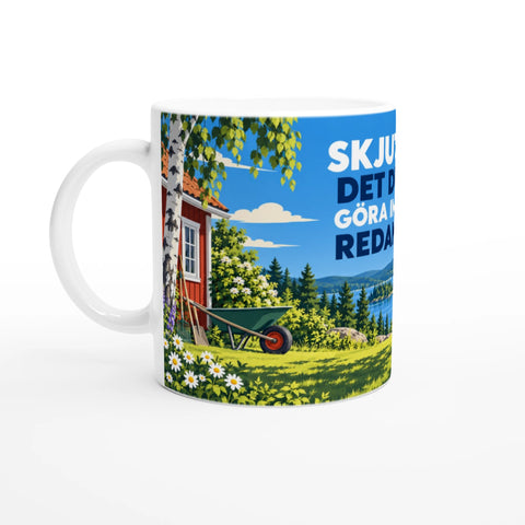 Grafiskt tryck av röd stuga med trädgårdsredskap på vit kaffemugg