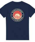 Marinblå t-shirt med grafisk illustration av en soluppgång i cirkel