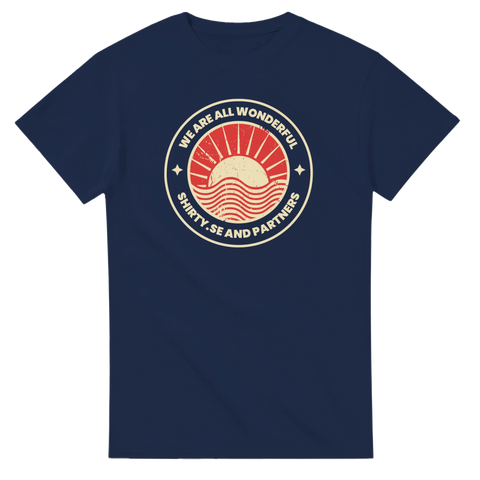 Marinblå t-shirt med grafisk illustration av en soluppgång i cirkel