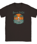 Skelett som vinkar i havet med palmträd och solnedgång, text "Beach 2026" på mörkbrun t-shirt.