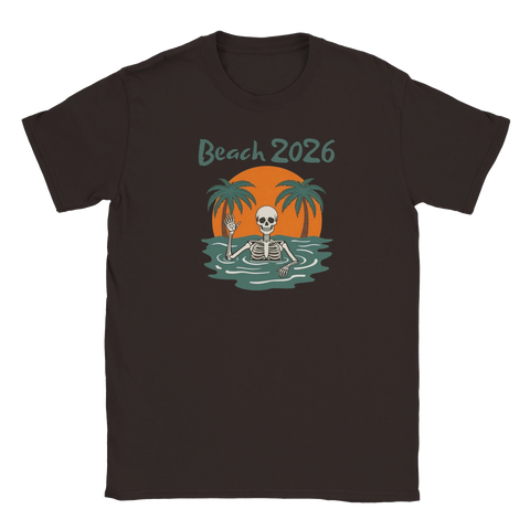 Skelett som vinkar i havet med palmträd och solnedgång, text "Beach 2026" på mörkbrun t-shirt.