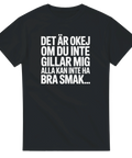 Minimalistiskt texttryck med kaxig attityd på svart t-shirt