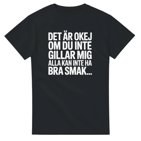 Minimalistiskt texttryck med kaxig attityd på svart t-shirt
