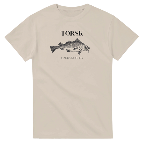 Ljusbeige t-shirt med en svart tecknad fisk, texten "TORSK" och "GADUS MORHUA" ovanför och under fisken.