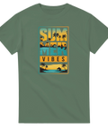 Militärgrön t-shirt med vintageinspirerad Summer Vibes grafik och hav